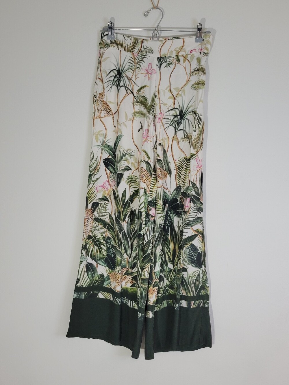 H&M Women Size 4 Cream Tropical Print Pants with Green Leaves and Pink Accents.